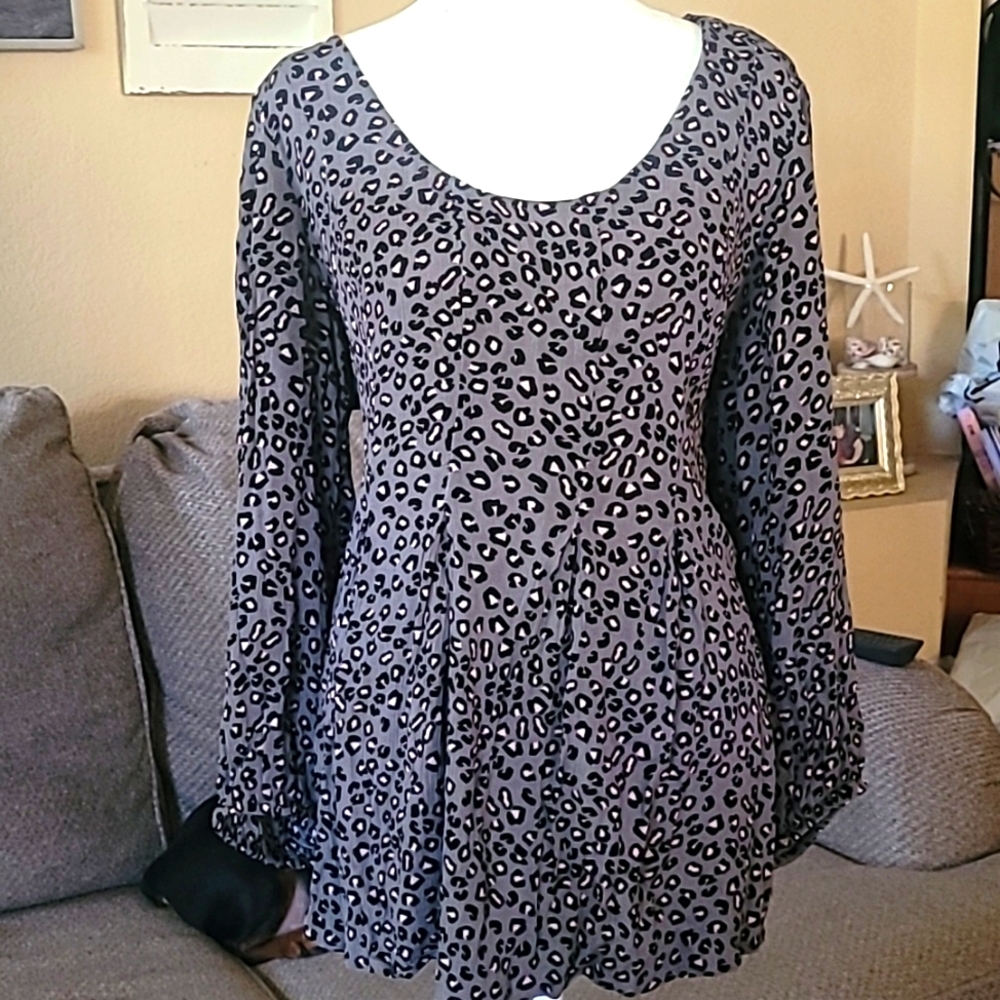 Gently used Torrid Leopard baby doll top.